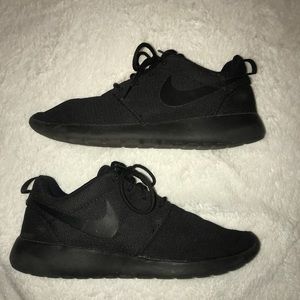 All black nike roshe